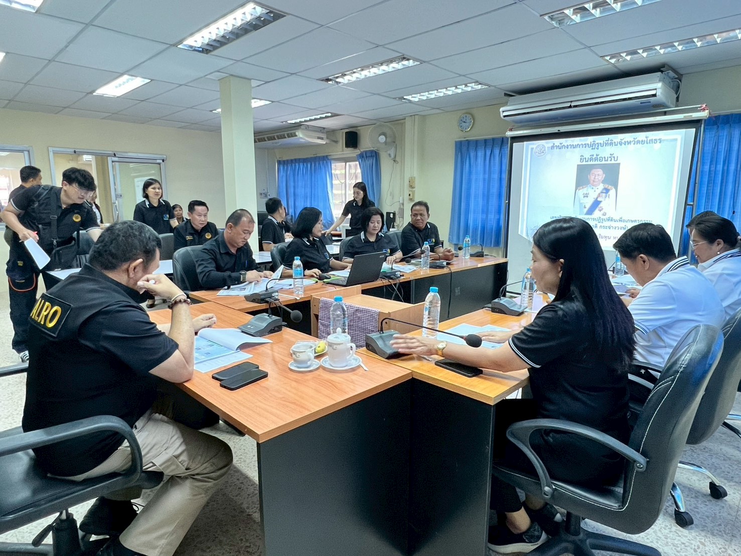 title - เลขาธิการ ส.ป.ก. ตรวจเยี่ยม ส.ป.ก.ยโสธร และลงพื้นที่ตรวจเยี่ยมกลุ่มวิสาหกิจชุมชนโคขุนหนองแหน และศูนย์ต้นแบบเกษตรทฤษฎีใหม่ในเขตปฏิรูปที่ดิน (นายสุริยา  หงษ์ลอยวงษ์) จังหวัดยโสธร